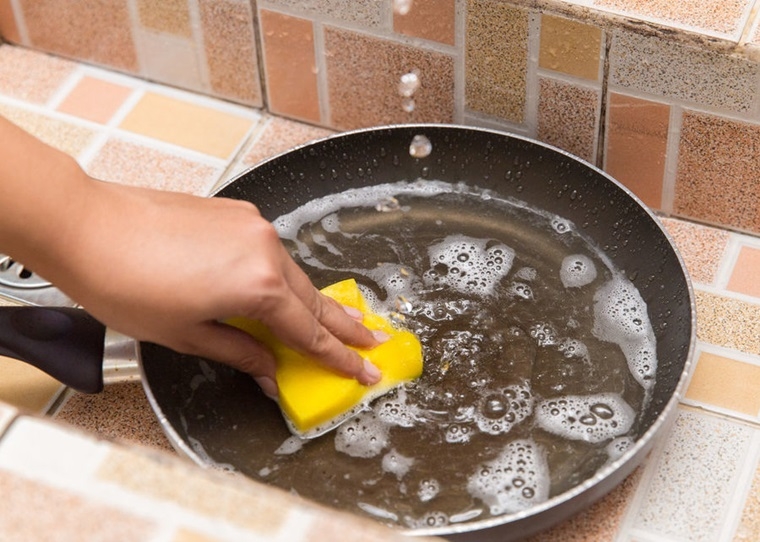 Vệ sinh chảo chống dính đúng cách
