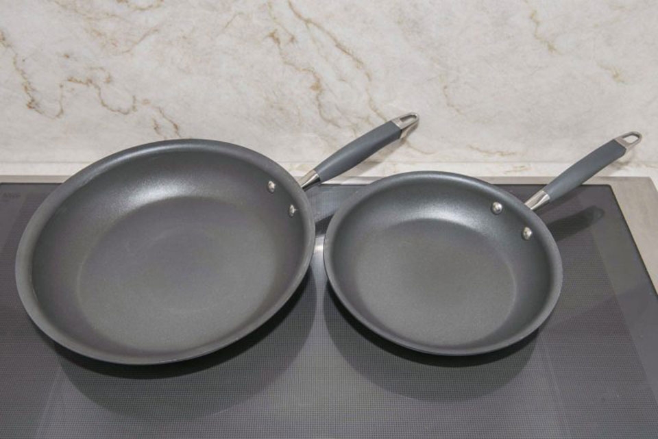 Có nhiều yếu tố ảnh hưởng đến độ bền của chảo chống dính