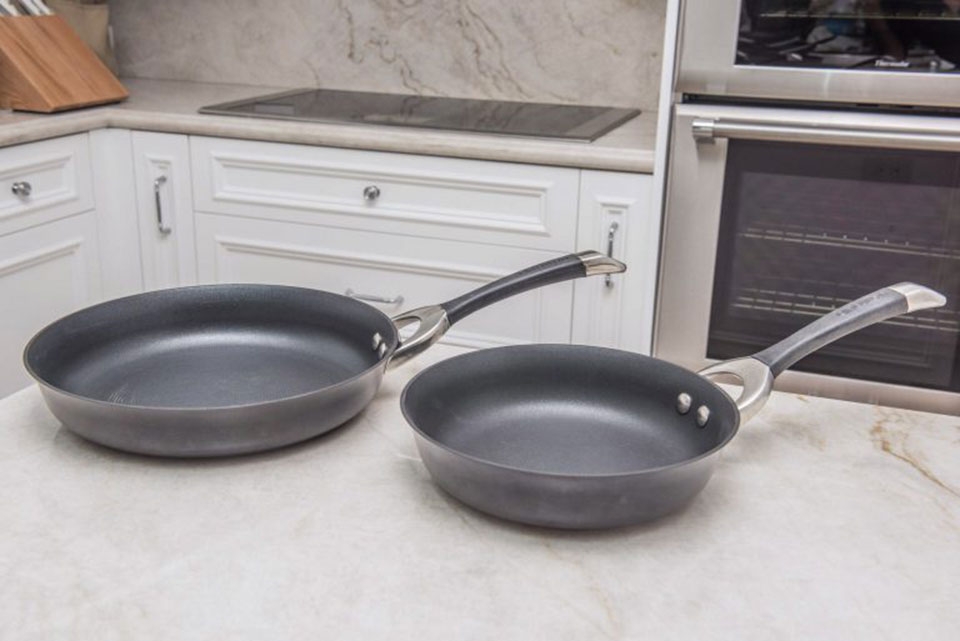 Tay cầm chảo chống dính loại nào bền hơn?