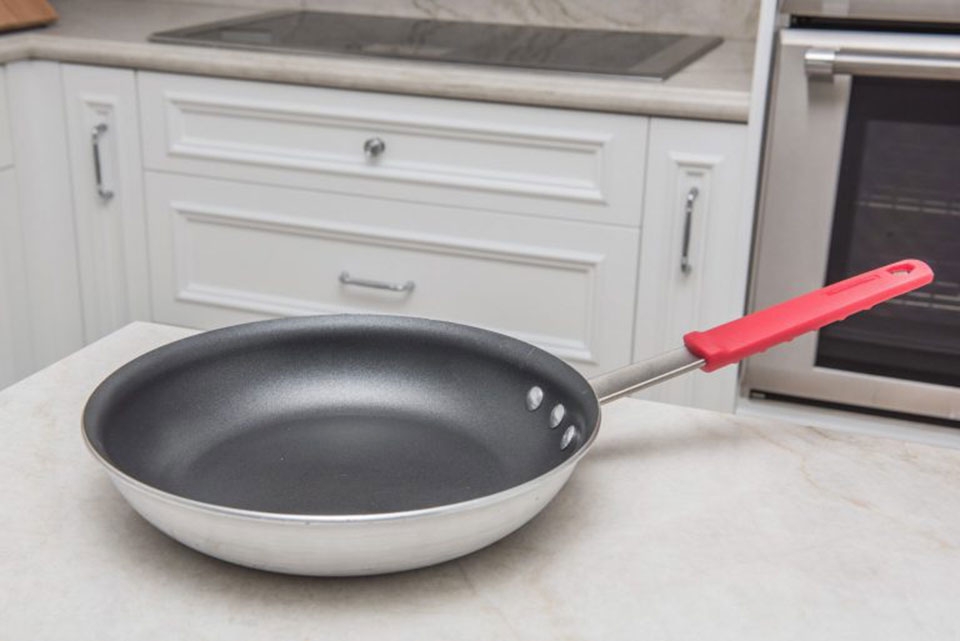 Chọn chảo chống dính loại nào bền?