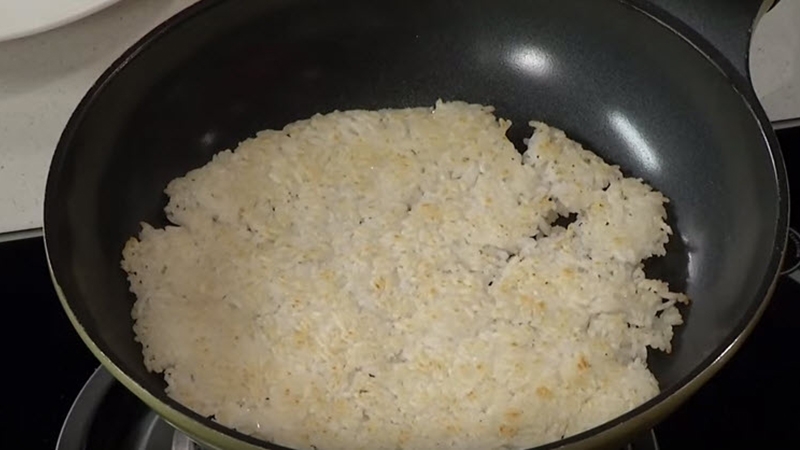 Cách làm cơm cháy kho quẹt bằng chảo chống dính bước 6