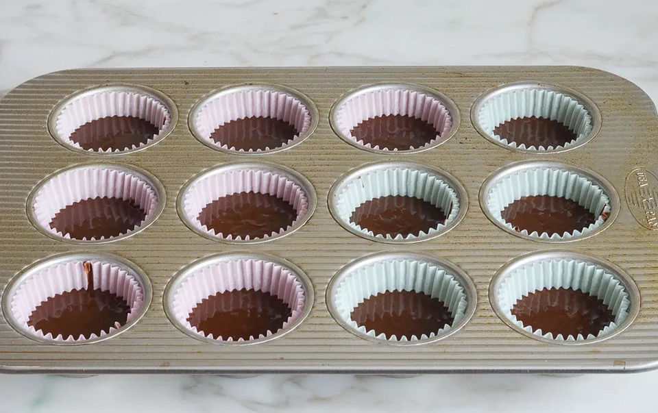 Bước 3: Cho hỗn hợp vào khay lót bánh Cupcake