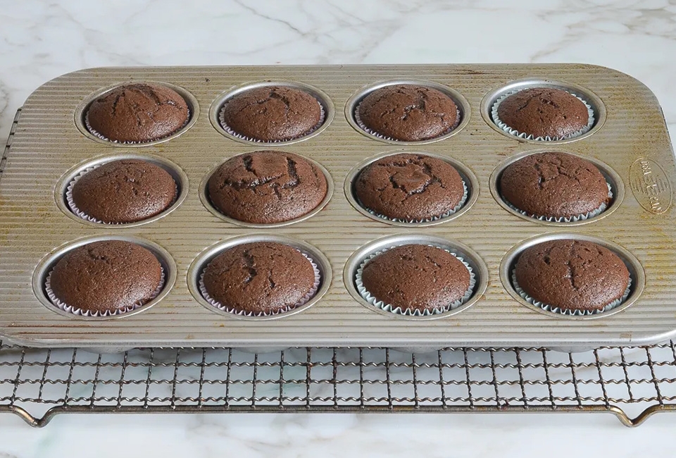 Bước 4: Nướng bánh cupcake bằng lò vi sóng