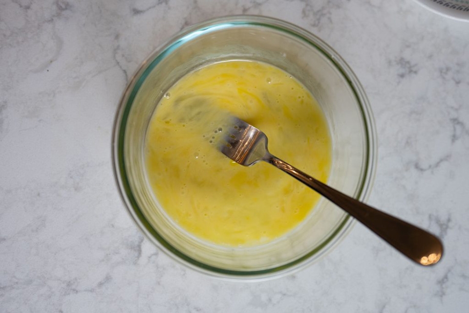 Chuẩn bị nguyên liệu làm món trứng hấp