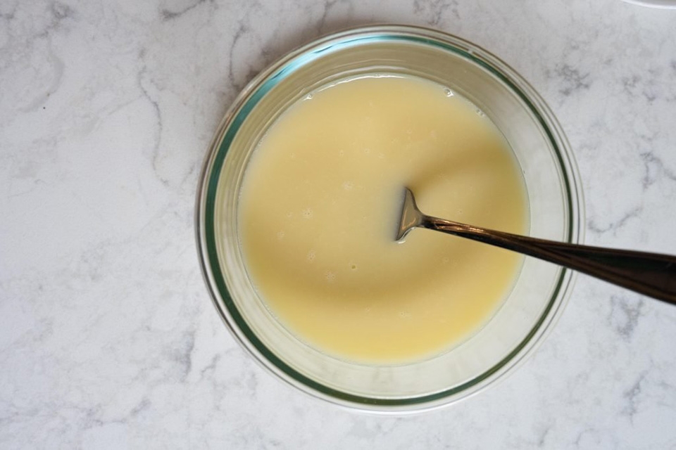 Thêm muối để tăng hương vị cho trứng