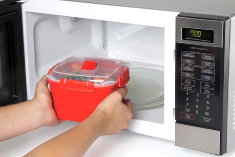 Giá lò vi sóng ảnh hưởng bởi thương hiệu