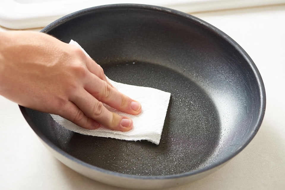 Dùng khăn giấy hoặc khăn bông sạch để lau chảo