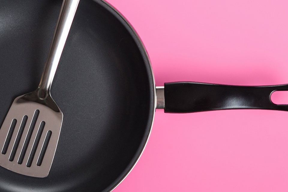 Lưu ý khi sử dụng chảo chống dính lần đầu tiên