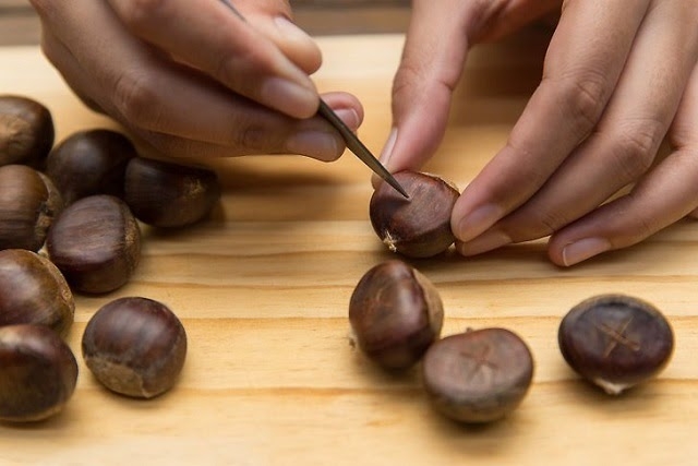 Nướng hạt dẻ bằng lò vi sóng bước 1