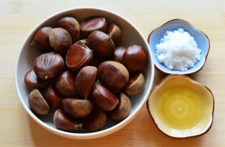 Chuẩn bị nguyên liệu làm hạt dẻ nướng bằng lò vi sóng