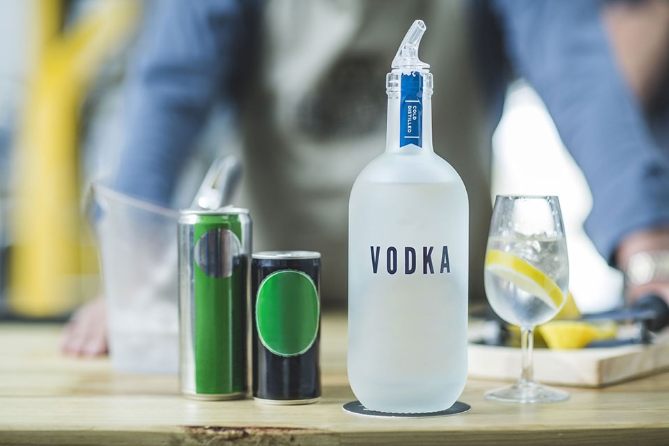 Cách gỡ keo trên chảo chống dính bằng rượu Vodka