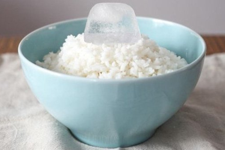 Chi tiết cách hâm cơm bằng lò vi sóng