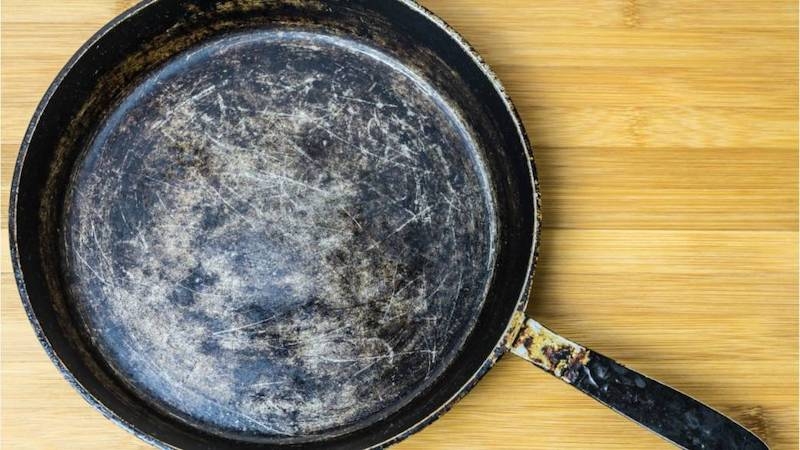 Khi nào thì nên thay mới chảo chống dính: Khi chảo có dấu hiệu rỉ sét
