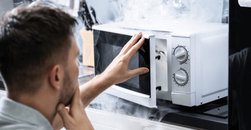 Cách khắc phục lò vi sóng bị xẹt lửa: Kiểm tra vật dụng được sử dụng trong lò vi sóng