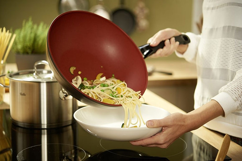 Nên mua chảo chống dính hay chảo đá
