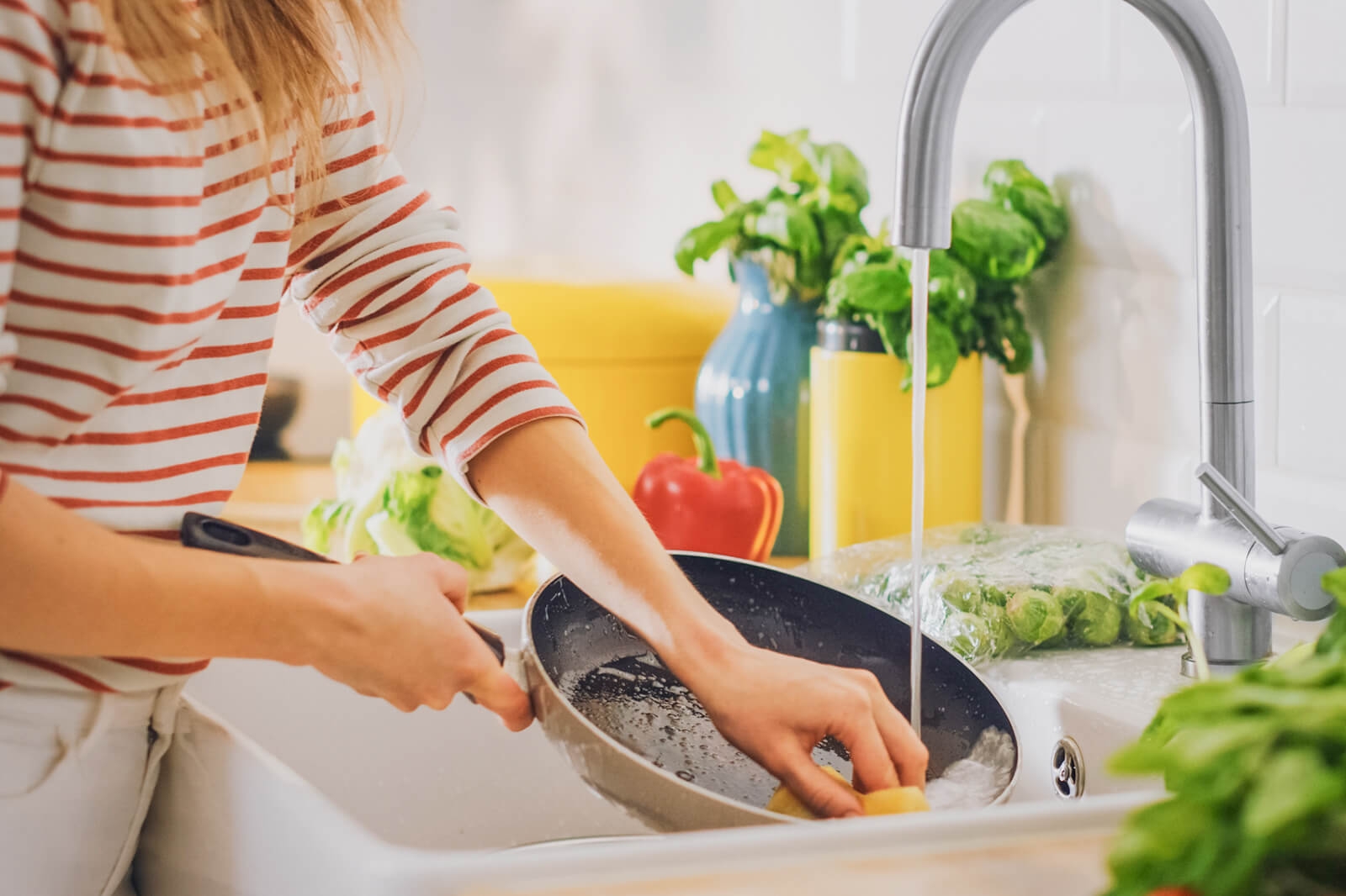 Chảo chống dính bị tróc là do vệ sinh không đúng cách