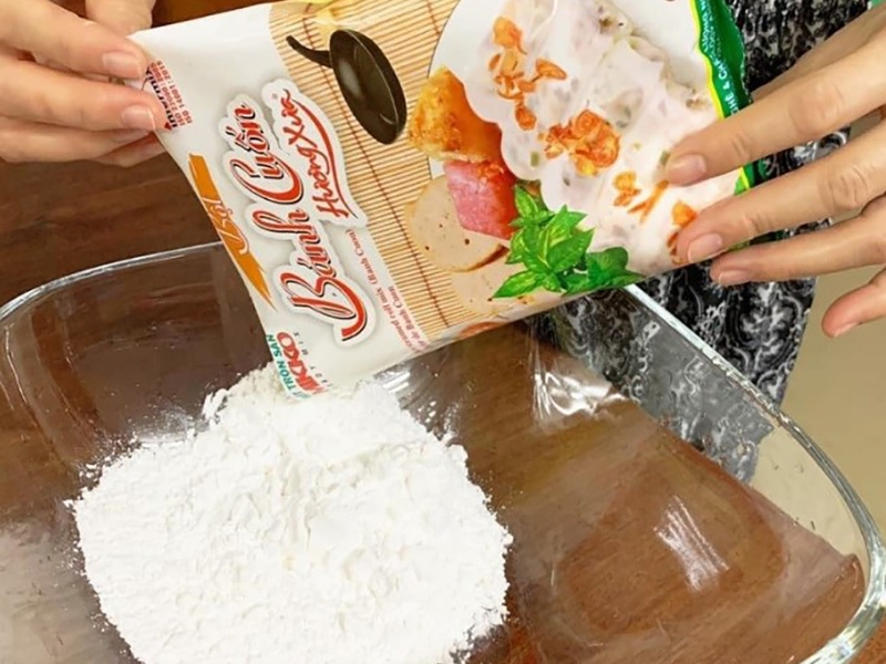 Cách làm bánh cuốn bằng chảo chống dính bước 2