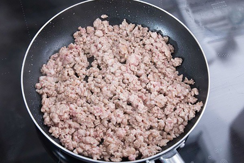 Cách làm bánh cuốn bằng chảo chống dính bước 3