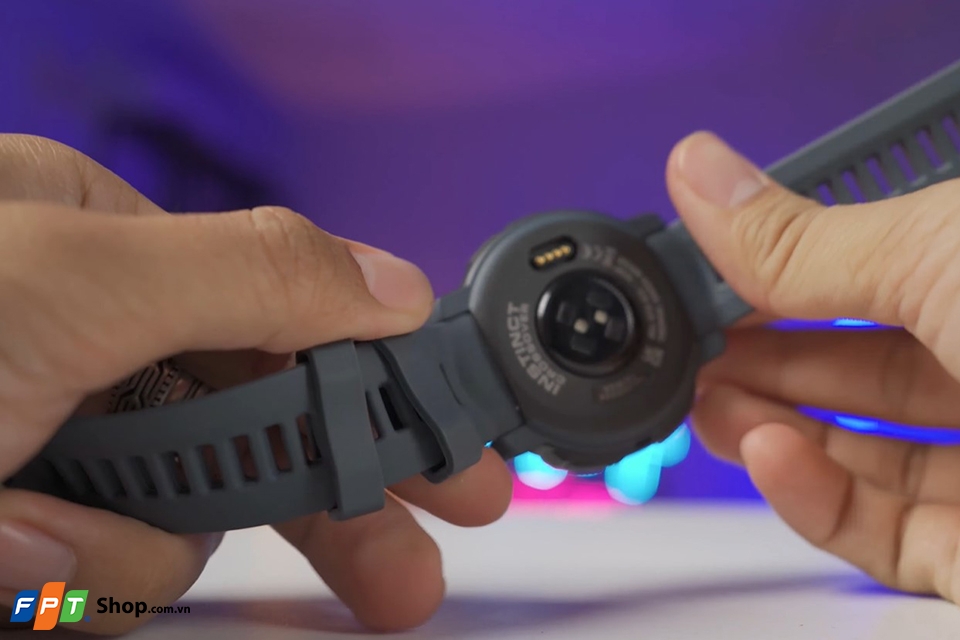 Trên tay Garmin Instinct Crossover 39