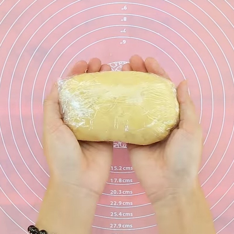 Bọc khối bột và ủ trong tủ lạnh vài tiếng