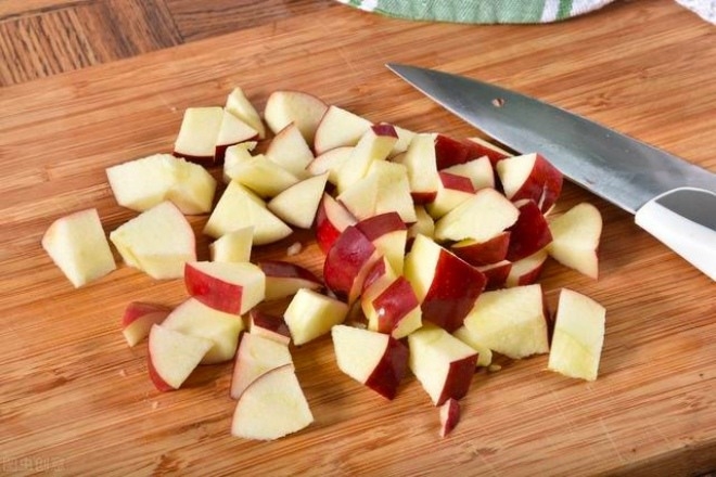 Cắt táo thành hạt lựu