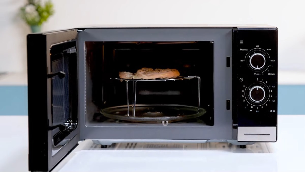 Đặt thực phẩm trên giá khi nướng giúp tiết kiệm điện năng