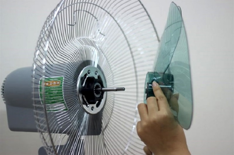 Cách tra dầu vào quạt bước 2