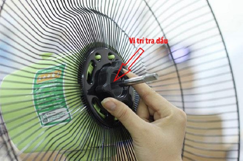 Cách tra dầu vào quạt bước 3