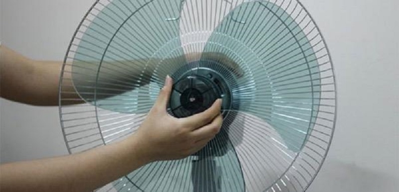 Cách tra dầu vào quạt bước 5