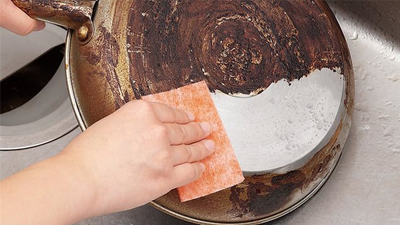 Cách vệ sinh đáy chảo chống dính