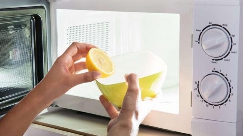 Cách tẩy vết ố vàng trên lò vi sóng