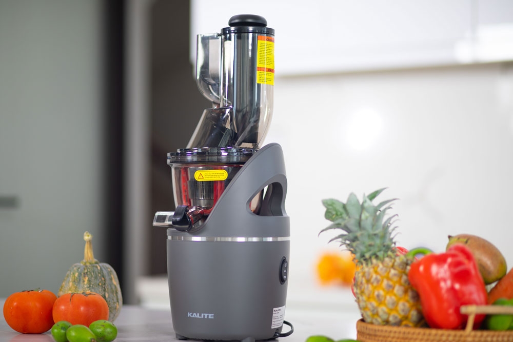 Máy ép trái cây tốt nhất hiện nay Kalite KL-550 sở hữu gam màu trung tính, cơ chế vận hành mạnh mẽ, hiện đại