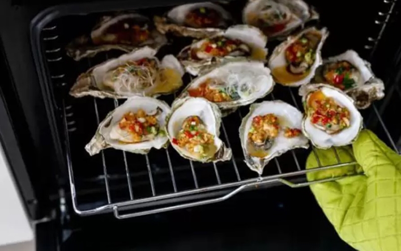 Nướng hàu bằng lò vi sóng bước 4