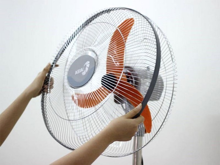 Mách nhỏ 2 cách vệ sinh quạt đứng sạch bóng trong 3 phút