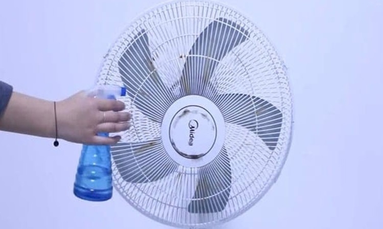 Cách vệ sinh quạt đứng không cần tháo khung