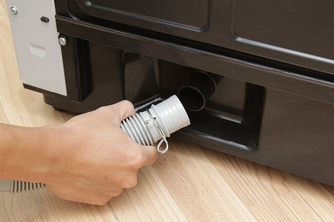 Vệ sinh ống nước thải của máy sấy quần áo bị hôi
