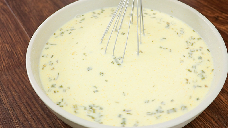 Cách làm bánh xèo tôm mực bằng chảo chống dính bước 2