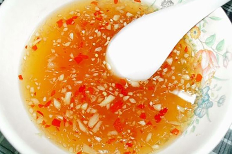 Cách làm bánh xèo tôm mực bằng chảo chống dính bước 3