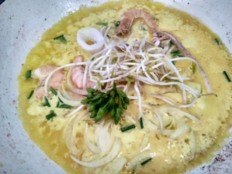 Cách làm bánh xèo tôm mực bằng chảo chống dính bước 4