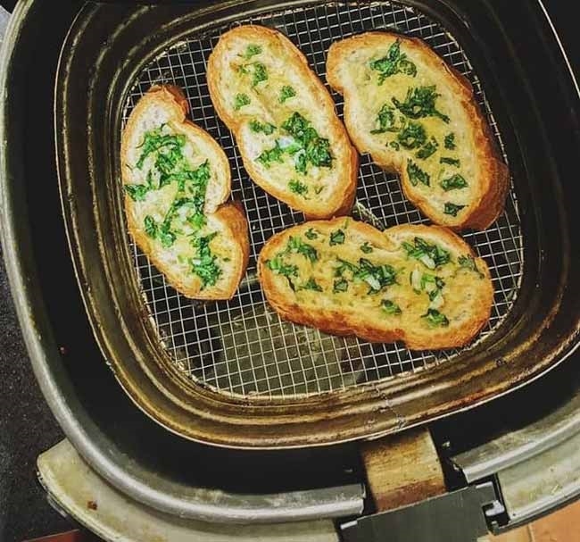 Cách làm bánh mì bơ tỏi bằng nồi chiên không dầu (Ảnh 3)
