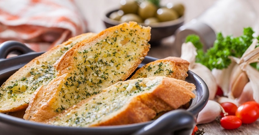 Cách làm bánh mì bơ tỏi bằng nồi chiên không dầu (Ảnh 4)