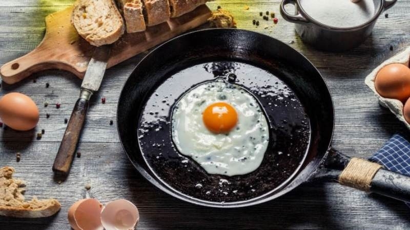 mẹo phục hồi khả năng chống dính của chảo bằng sữa tươi hình 3