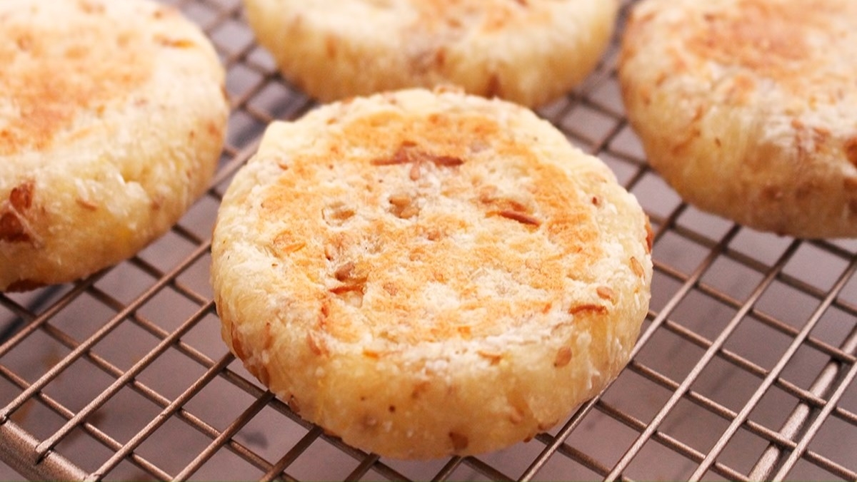 Cách làm bánh khoai mì nướng bằng chảo chống dính thơm ngon, siêu dễ