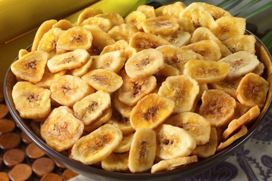 Phơi chuối đã thái lát đẻ chuối khô và giòn hơn khi sấy