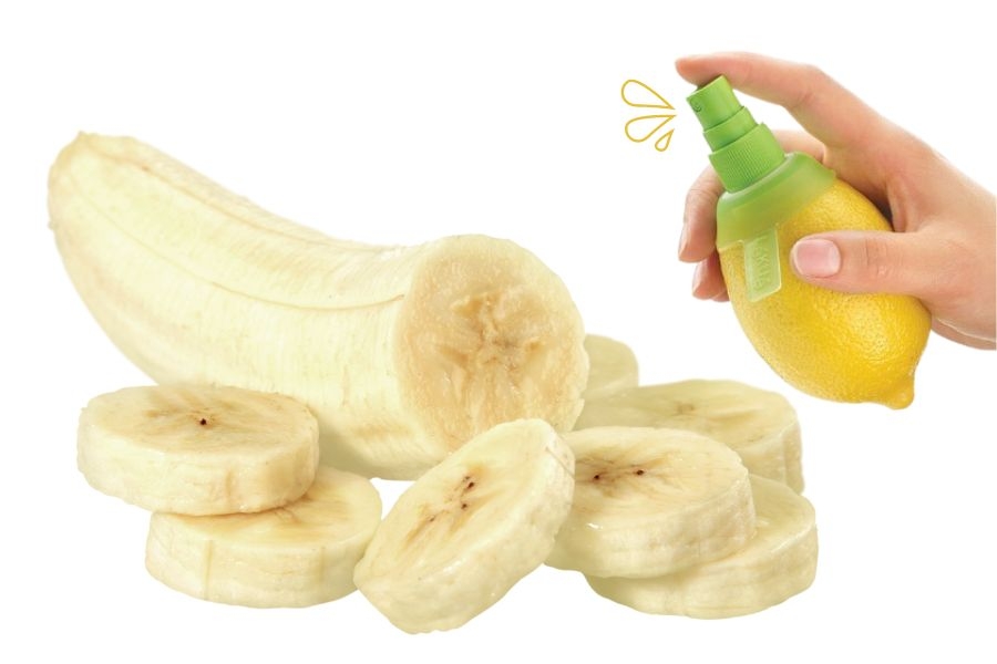Xịt nước chanh pha loãng lên lát chuối để chuối sấy lên màu đẹp và không bị thâm