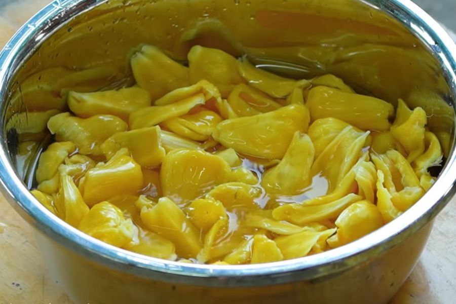 Ngâm mít trong dung dịch nước, chanh, đường và muối