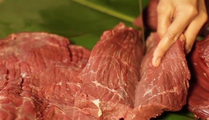 Sơ chế thịt và sả trước khi chế biến