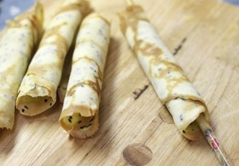 Cuốn bánh kẹp sau khi lấy bánh ra khỏi chảo