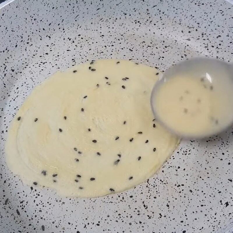 Đổ bột đã trộn vào chảo nóng đều