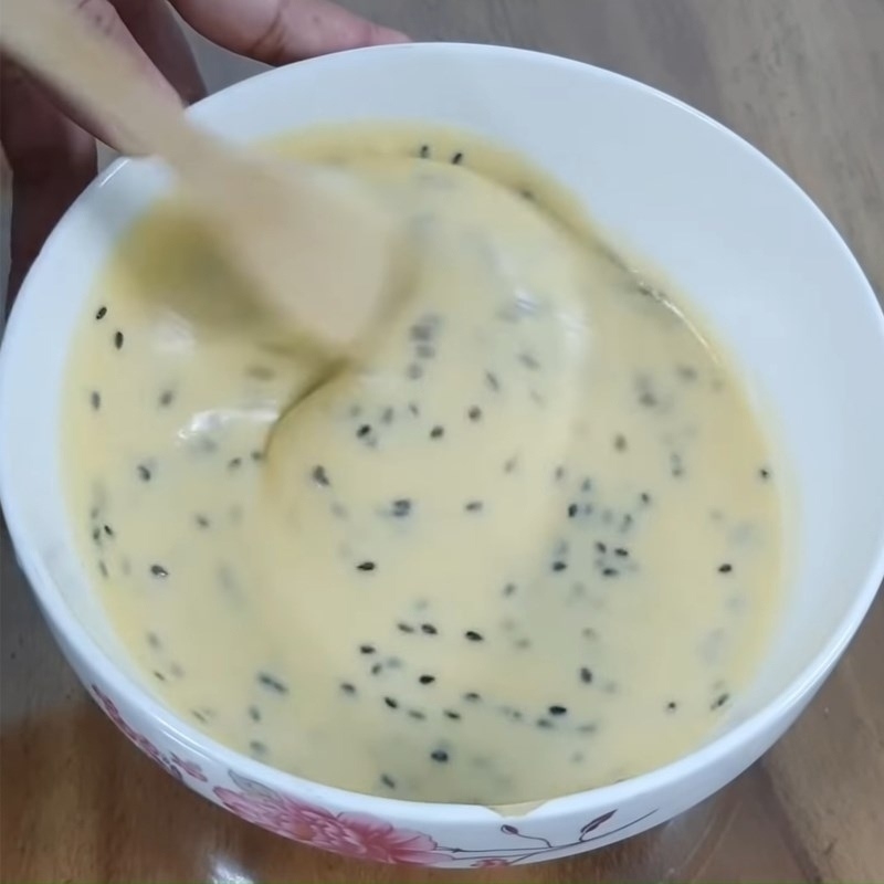 Chuẩn bị bột đổ bánh kẹp cuốn